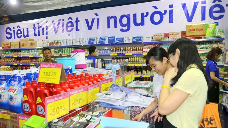 Hàng Việt đang ngày càng chứng minh khả năng cạnh tranh trên thị trường và thu hút sự quan tâm của người tiêu dùng Việt. (Ảnh minh họa: TTXVN) 