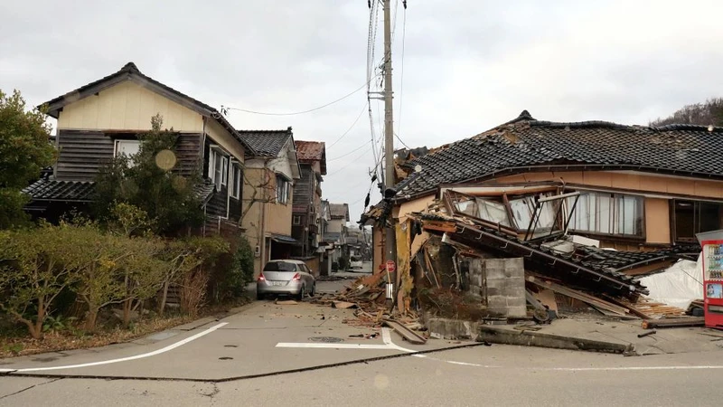 Nhà cửa bị hư hại do động đất ở thành phố Wajima, tỉnh Ishikawa. (Ảnh: The Yomiuri Shimbun/Reuters)