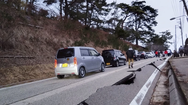 Con đường bị hư hại do động đất ở Wajima, tỉnh Ishikawa, Nhật Bản, ngày 1/1/2024. (Ảnh: Kyodo) 