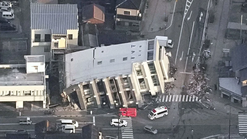 Một tòa nhà bị sập do trận động đất ở Wajima, tỉnh Ishikawa, Nhật Bản - Ảnh chụp ngày 2/1/2024. (Ảnh: Kyodo/Reuters) 