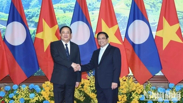 Thủ tướng Phạm Minh Chính và Thủ tướng Chính phủ nước Cộng hòa Dân chủ Nhân dân Lào Sonexay Siphandone. (Ảnh: TRẦN HẢI)