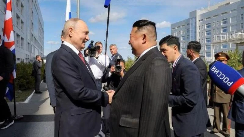 Tổng thống Nga Vladimir Putin chào đón nhà lãnh đạo Triều Tiên Kim Jong Un trong chuyến thăm Nga, tháng 9/2023. (Ảnh: KCNA) 