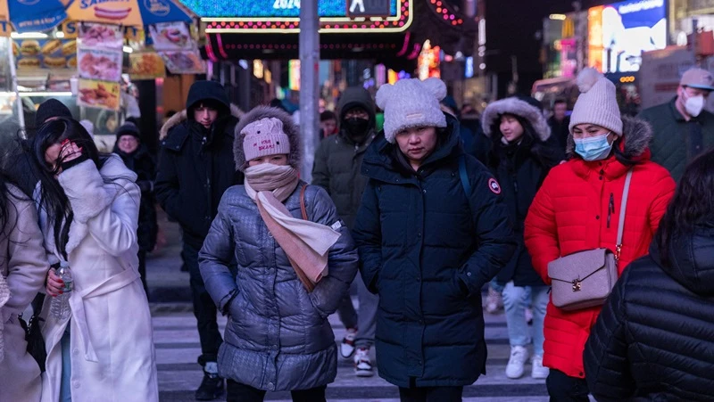 Người dân đi bộ trên Quảng trường Thời đại trong thời tiết lạnh giá ở thành phố New York, Mỹ, ngày 20/1/2024. (Ảnh: Reuters) 