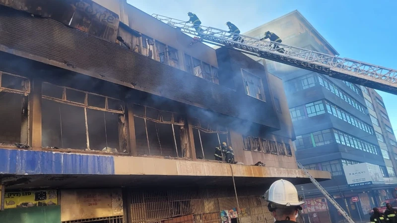 Lực lượng chữa cháy tiếp cận tòa nhà bị hỏa hoạn. (Ảnh: Người phát ngôn Cơ quan Ứng phó khẩn cấp Johannesburg) 