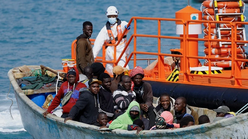 Một nhóm người di cư được tàu tuần duyên Tây Ban Nha giải cứu gần cảng Arguineguin, trên đảo Gran Canaria, Tây Ban Nha, ngày 18/1/2024. (Ảnh: Reuters) 