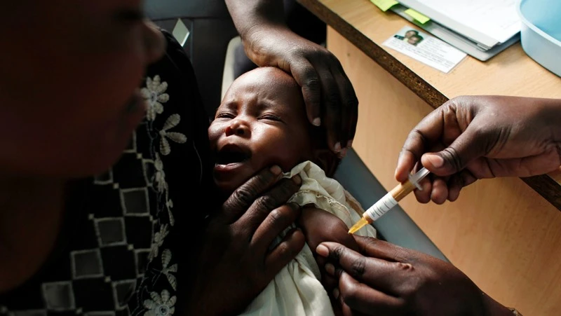 Trẻ em được tiêm vaccine phòng sốt rét trong khuôn khổ chương trình thử nghiệm tại Trung tâm nghiên cứu dự án Walter Reed ở Kombewa, Kenya, ngày 30/10/2009. (Ảnh minh họa: AP)