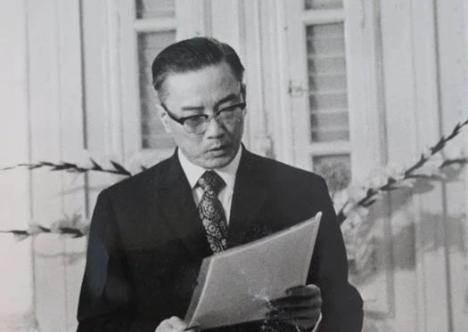 Đại tá, Đại sứ Hà Văn Lâu là người cẩn thận và rất coi trọng giá trị của tài liệu lưu trữ. (Ảnh: TTXVN)