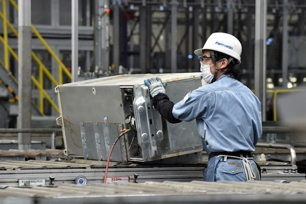 Công nhân làm việc tại một nhà máy ở Nhật Bản. (Ảnh: AFP/TTXVN)