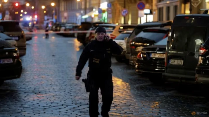 Một sĩ quan cảnh sát bảo vệ khu vực sau vụ xả súng tòa nhà của Đại học Charles ở Praha. (Ảnh: Reuters)