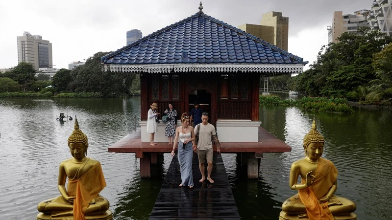 Khách du lịch đến thăm ngôi đền Phật giáo Gangaramaya ở Colombo, Sri Lanka, ngày 2/7/2023. (Ảnh: Reuters) 