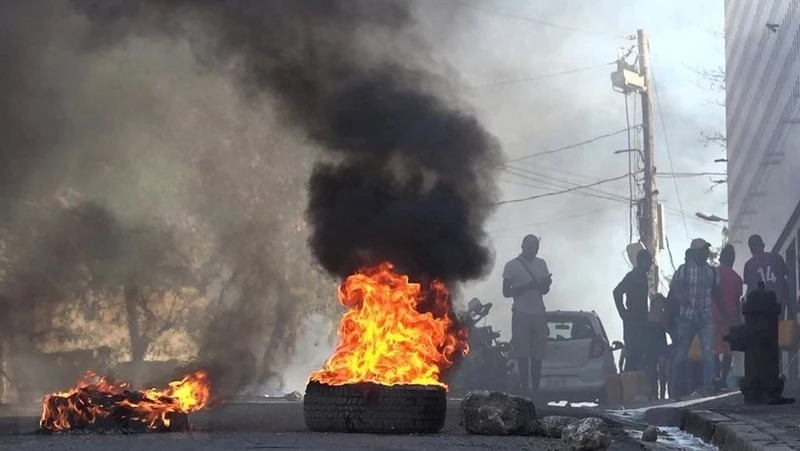 Lốp xe bốc cháy gần Nhà tù quốc gia ở Port-au-Prince, Haiti, sau khi hàng nghìn tù nhân vượt ngục ngày 3/3. (Ảnh: AFP/TTXVN)