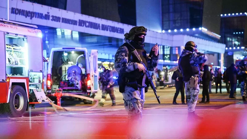 Lực lượng an ninh Nga có mặt ở khu vực gần Trung tâm thương mại Crocus City Hall, nơi xảy ra vụ nổ súng. (Ảnh: RIA Novosti) 