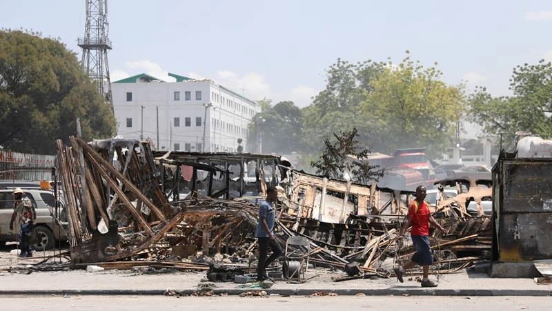 Những chiếc xe ô-tô bị các băng nhóm tội phạm đốt cháy, trong bối cảnh bạo lực lan rộng ở thủ đô Port-au-Prince, Haiti, ngày 25/3/2024. (Ảnh: Reuters) 