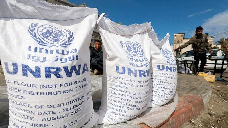 Người Palestine chờ nhận viện trợ từ UNRWA trong bối cảnh xung đột đang diễn ra giữa Israel và lực lượng Hamas ở Rafah, phía nam dải Gaza, ngày 7/3/2024. (Ảnh: Reuters) 