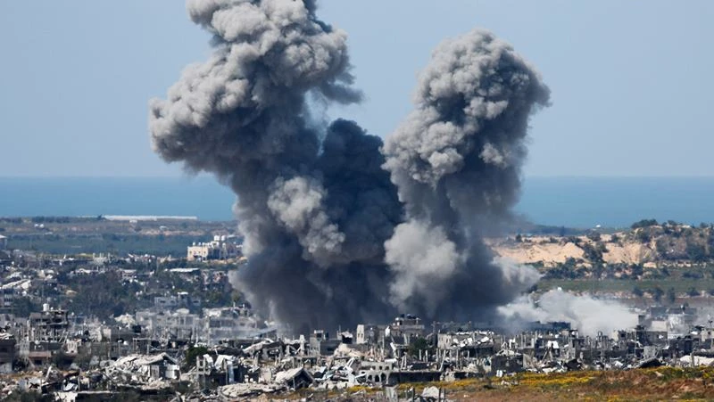 Khói bốc lên sau một cuộc không kích vào dải Gaza, ảnh chụp từ phía Israel, ngày 23/3/2024. (Ảnh: Reuters) 