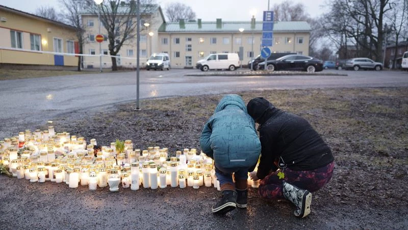 Người dân thắp nến và đặt hoa tưởng niệm nạn nhân trong vụ nổ súng ở trường Viertola, Phần Lan, ngày 2/4/2024. (Ảnh: Reuters) 
