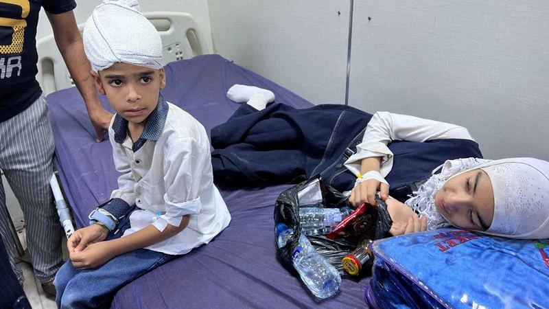 Trẻ em bị thương được chăm sóc y tế tại bệnh viện sau vụ tai nạn ở Basra, Iraq, ngày 2/4/2024. (Ảnh: Reuters) 