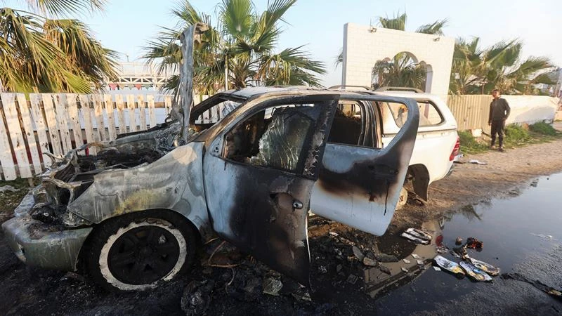Chiếc xe chở các nhân viên của World Central Kitchen (WCK) cháy đen sau khi trúng không kích từ phía Israel, Deir Al-Balah, Gaza, ngày 2/4/2024. (Ảnh: Reuters) 