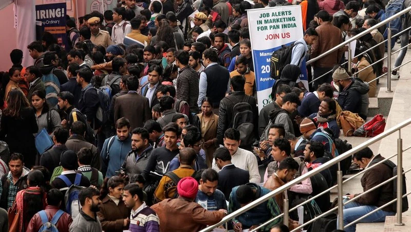 Việc tạo việc làm ở Nam Á đang chậm hơn tốc độ tăng trưởng dân số của khu vực này. Trong ảnh, người lao động tham gia hội chợ việc làm ở New Delhi, Ấn Độ. (Ảnh: Reuters) 