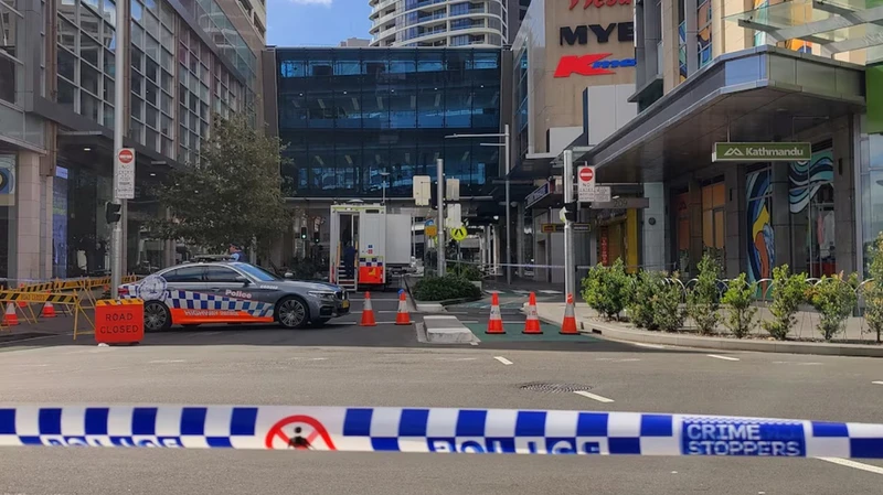 Xe cảnh sát bên ngoài trung tâm mua sắm Westfield Bondi Junction sau vụ đâm dao hôm thứ bảy, Sydney, Australia, ngày 14/4/2024. (Ảnh: Reuters) 