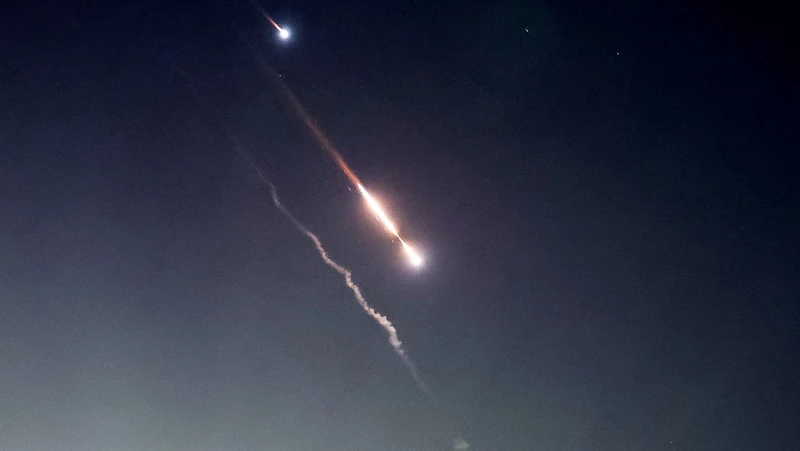 Các vật thể bốc cháy trên bầu trời Jerusalem sau khi Iran phóng máy bay không người lái và tên lửa về phía Israel, Jerusalem, ngày 14/4/2024. (Ảnh: Reuters)