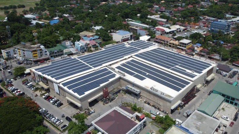 ADB hợp tác với Tập đoàn Buskowitz xây dựng và vận hành nhiều hệ thống pin mặt trời mái nhà ở Philippines, nhằm hỗ trợ cung cấp năng lượng sạch với giá cả phải chăng, đồng thời giảm phát thải carbon. (Ảnh minh họa: ADB) 