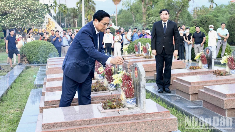 Thủ tướng Phạm Minh Chính dâng hương tại các phần mộ liệt sĩ ở Nghĩa trang Liệt sĩ quốc gia A1.