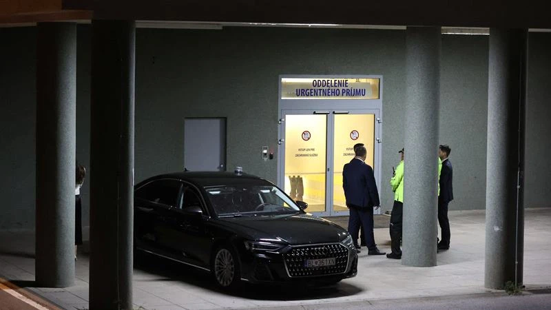Cảnh sát và nhân viên an ninh đứng gác bên ngoài Bệnh viện Đại học F.D. Roosevelt, nơi Thủ tướng Robert Fico đang điều trị sau vụ ám sát ở Handlova, Banska Bystrica, Slovakia, ngày 15/5/2024. (Ảnh: Reuters) 