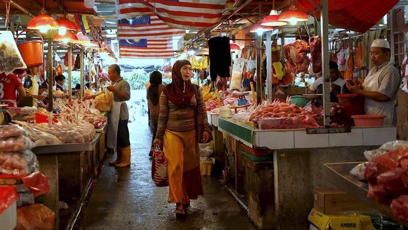 Người dân Malaysia mua sắm tại một khu chợ ở Kuala Lumpur. (Ảnh: Reuters)