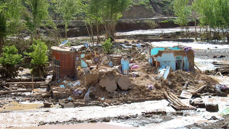 Những ngôi nhà bị hư hại do lũ lụt ở Firozkoh, thành phố thủ phủ của tỉnh Ghor, Afghanistan, ngày 18/5/2024. (Ảnh: Reuters) 