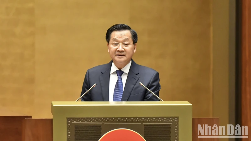 Phó Thủ tướng Chính phủ Lê Minh Khái, thừa ủy quyền của Thủ tướng Chính phủ trình bày báo cáo. (Ảnh: LINH KHOA)