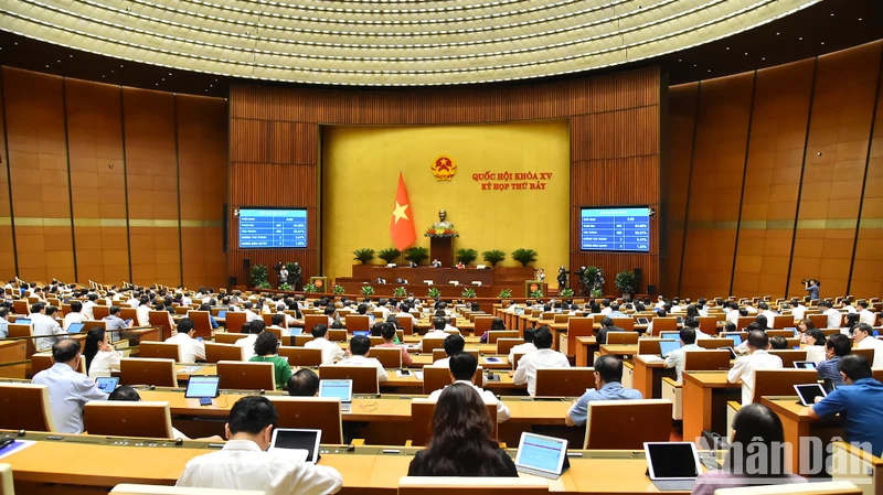 Quốc hội biểu quyết thông qua Nghị quyết của Quốc hội về thí điểm bổ sung một số cơ chế, chính sách đặc thù phát triển tỉnh Nghệ An. (Ảnh: THỦY NGUYÊN) 
