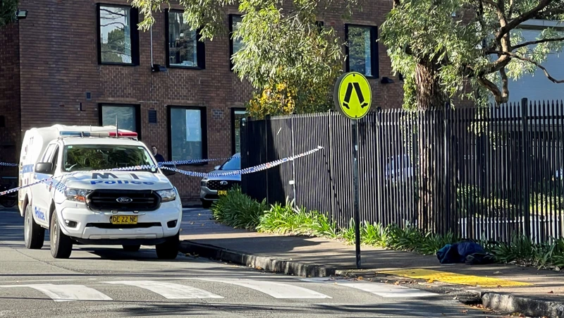 Xe cảnh sát tại hiện trường vụ đâm dao tại Đại học Sydney ở Camperdown, Australia, ngày 2/7/2024. (Ảnh: Reuters) 