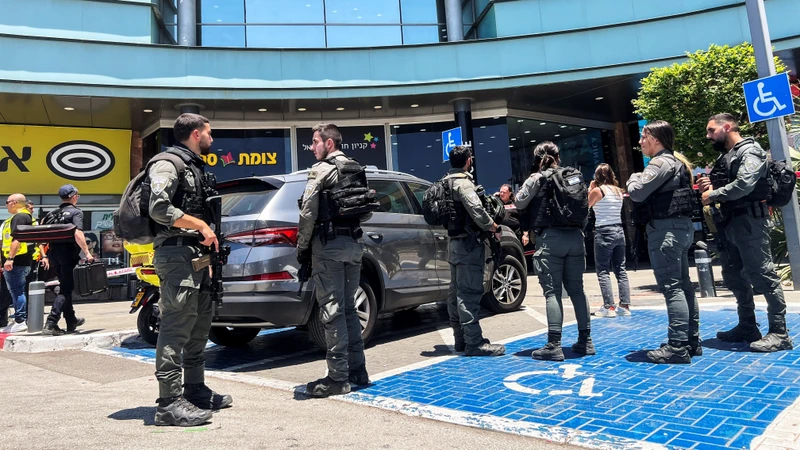 Cảnh sát Israel bên ngoài một trung tâm mua sắm sau vụ tấn công bằng dao ở Karmiel, miền bắc Israel, ngày 3/7/2024. (Ảnh: Reuters) 