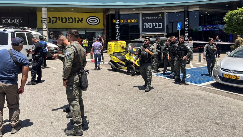 Lực lượng an ninh Israel tập trung bên ngoài trung tâm mua sắm sau vụ tấn công bằng dao ở Karmiel, miền bắc Israel, ngày 3/7/2024. (Ảnh: Reuters) 