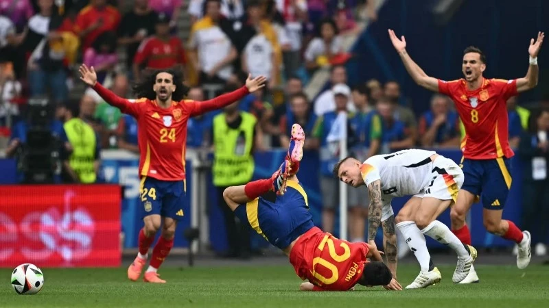 Tiền vệ Pedri dính chấn thương sau pha truy cản quyết liệt của Toni Kroos. (Ảnh: Getty Images) 