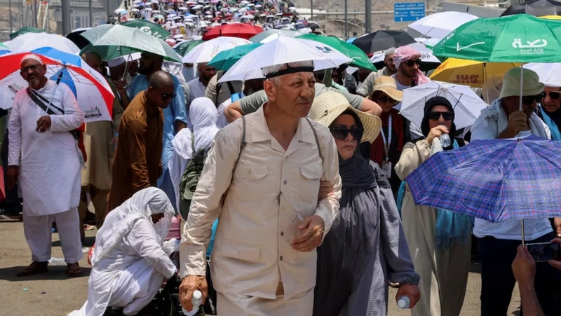 Những người hành hương đi bộ giữa thời tiết nắng nóng trong cuộc hành hương Hajj ở Mina, Saudi Arabia, ngày 18/6/2024. (Ảnh: Reuters)