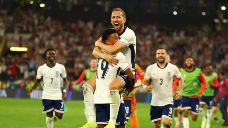 Đội trưởng Harry Kane cùng Ollie Watkins và các cầu thủ Anh ăn mừng tấm vé vào chung kết. (Ảnh: Reuters) 