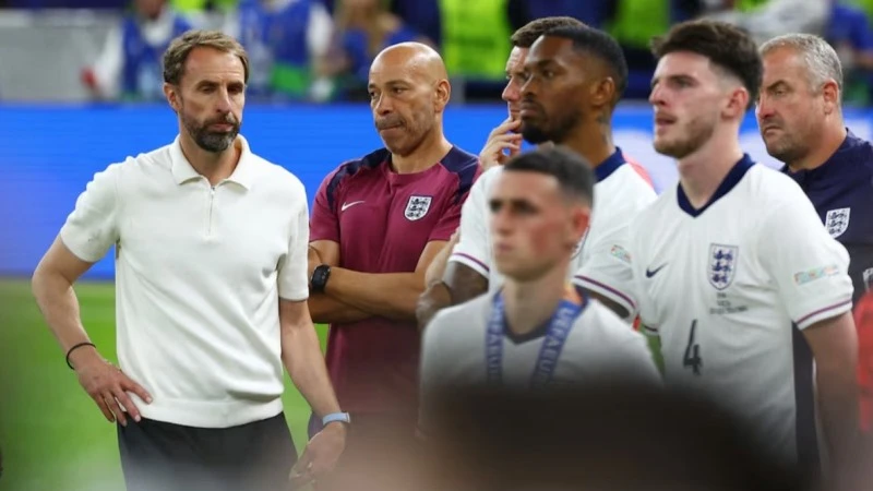 Huấn luyện viên Gareth Southgate và các thành viên tuyển Anh sau trận đấu. (Ảnh: Reuters) 