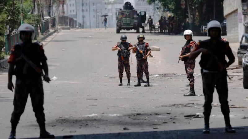 Quân đội Bangladesh đứng gác bên ngoài Đài truyền hình nhà nước Bangladesh khi bạo lực bùng phát từ các cuộc biểu tình của sinh viên, Dhaka, Bangladesh, ngày 19/7/2024. (Ảnh: Reuters) 