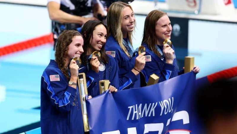 Đội tuyển tiếp sức hỗn hợp 4x100m nữ Mỹ trên bục trao huy chương tại nhà thi đấu Paris La Defense, Nanterre, Pháp, 4/8/2024. (Ảnh: Reuters) 