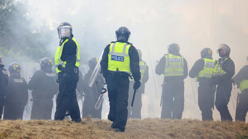 Cảnh sát Anh ứng phó một cuộc biểu tình chống nhập cư tại Rotherham, ngày 4/8/2024. (Ảnh: Reuters) 