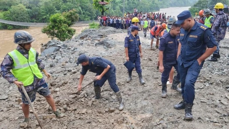 Cảnh sát tiến hành hoạt động cứu hộ tại hiện trường vụ lở đất ở Chitwan, Nepal, ngày 12/7/2024. (Ảnh: Cảnh sát Nepal/Xinhua) 