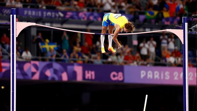 Armand Duplantis thực hiện cú nhảy 6,25 m phá kỷ lục thế giới tại Olympic Paris 2024, Stade de France, Saint-Denis, Pháp, ngày 5/8/2024. (Ảnh: Reuters) 