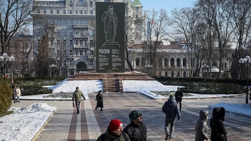 Người dân đi bộ trong công viên gần tượng đài nhà thơ Ukraine Taras Shevchenko ở trung tâm Kiev, Ukraine, ngày 8/2/2023. (Ảnh: Reuters) 