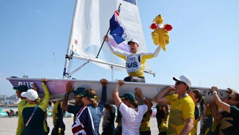 Vận động viên Matt Wearn của Australia ăn mừng sau khi giành HCV ở môn đua thuyền buồm tại Olympic Paris 2024, Marseille, Pháp, ngày 7/8/2024. (Ảnh: Reuters) 