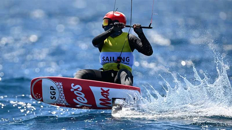 Max Maeder (Singapore) thi đấu môn lướt ván diều tại Olympic Paris 2024. (Ảnh: Getty Images) 