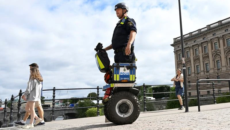 Cảnh sát Thụy Điển tuần tra trên đường phố Stockholm, ngày 17/8/2023. (Ảnh: TT News Agency/Reuters) 