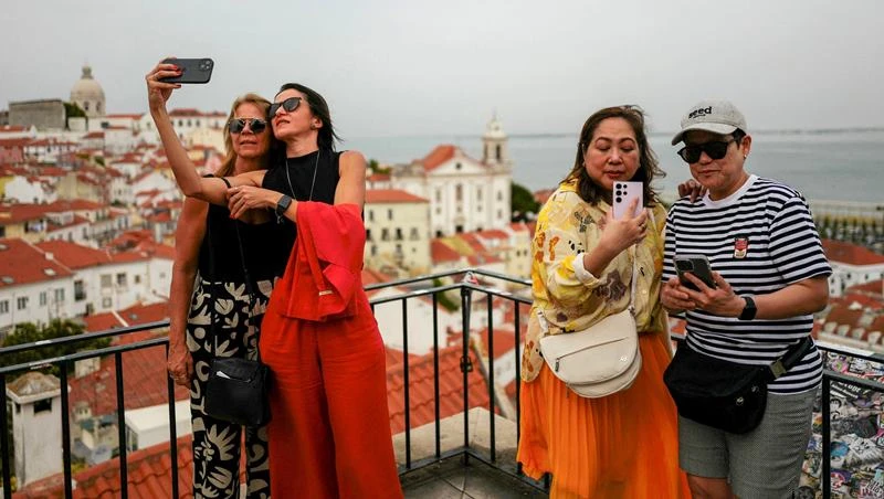 Khách du lịch thăm khu phố Alfama ở Lisbon, Bồ Đào Nha, ngày 6/6/2024. (Ảnh: Reuters) 