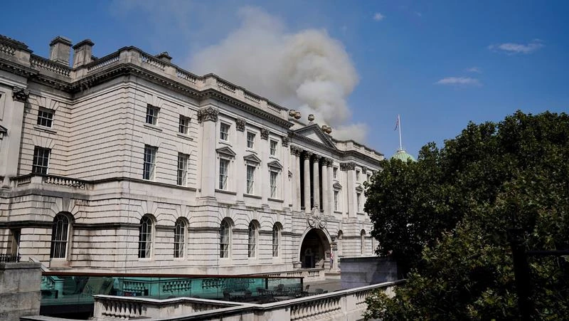 Khói bốc lên từ hiện trường vụ cháy Somerset House ở London, Anh, ngày 17/8/2024. (Ảnh: Reuters)